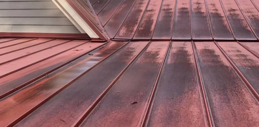 Metal roof with algae streaks before roof cleaning